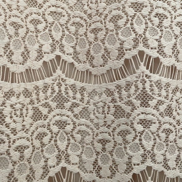 Sleeve less lace and tulle party dress. - Picture 2 of 5